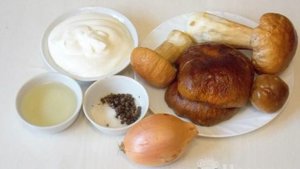 Тушеные белые грибы в сметане на сковороде