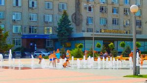 Сухой фонтан на пл. Советской и купающиеся в нём дети ЧАСТЬ2