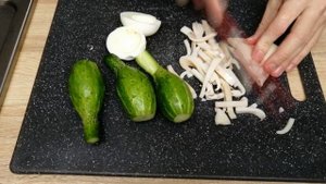 ЛЕГКИЙ САЛАТ с кальмарами, свежими огурцами и сметаной