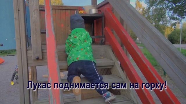 ВЕСЁЛАЯ ПРОГУЛКА ДВОЙНЯШЕК. Прячут палочку, строят домик и катаются с горки