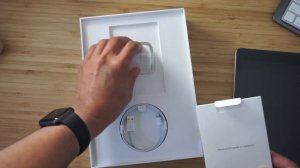 It's an iPad! Unboxing the 2018 iPad 9.7"