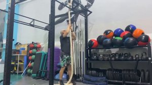 Подтягивания на канате с весом