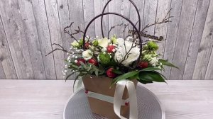 Букет ассорти цветов в крафтовой сумочке