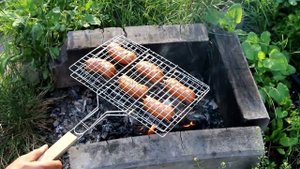 Вкусные сосиски на костре