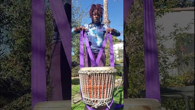 How to play your Djembe standing with a strap смотреть онлайн