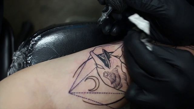 Tattoo timelapse : blackwork raven смотреть онлайн