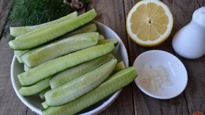 Малосольные огурцы с лимоном за 2 часа