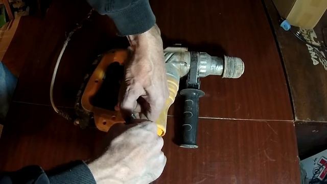 Замена щёток на перфораторе смотреть онлайн