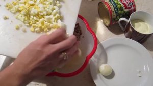 Салат с сайрой, зеленым горошком и яйцом.  Готовим вкусно, легко и быстро