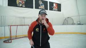 Постановка ребенка на коньки, первые шаги на льду.