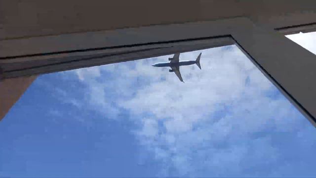 Boeing 737-800 АЛРОСА Талакан-Омск садится днём над центром города Омска. смотреть онлайн