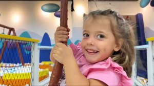 Ева с мамой в игровой комнате 😃