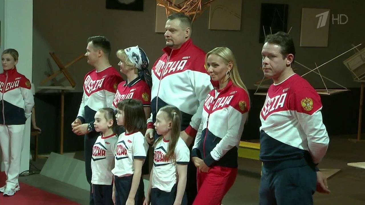 Одежду для олимпийской и паралимпийской команд России представили в окружении шедевров искусства