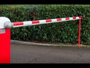 Шлагбаумы во дворах окажутся вне закона: как будут наказывать за ограждения?