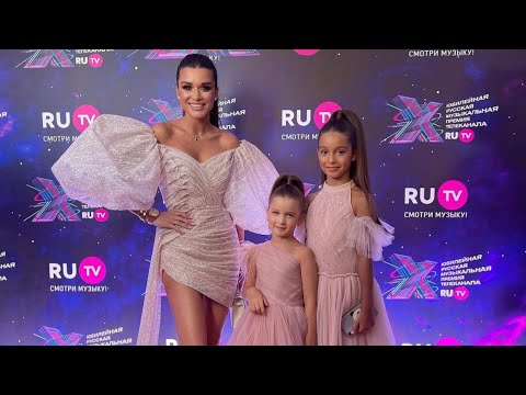 Ксения Бородина с дочерьми на премии RU TV