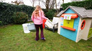 Авелина играет на мойке с Амелией, Акимом и полицейским