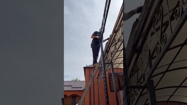 Установка несущей фермы #балкон #беседки #дуга #ковка #козырек #лестница #навес #поликарбонат смотреть онлайн