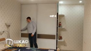 Шкаф-купе в спальню с стеклом лакобелем на заказ в Минске.