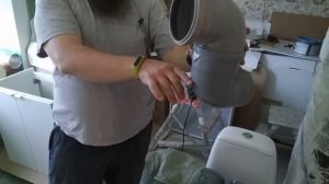 Установка и подключение унитаза максимально близко к стене .