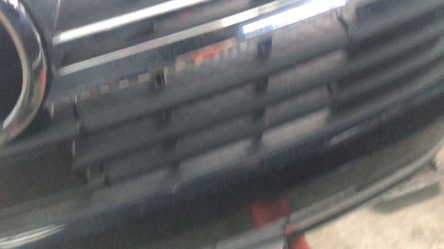 Volkswagen Caravelle установлена сетка в решетку для защиты радиатора от вероятного повреждения смотреть онлайн