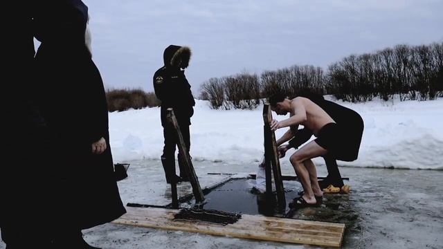 Крещенское купание в проруби всей семьёй