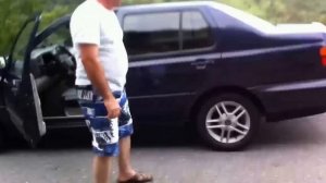В Грузии в горах. Машина катится вверх по склону