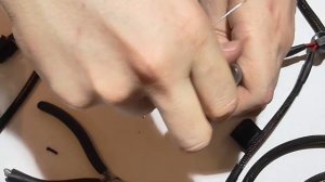 Распаиваем модульный кабель с разъёмом Molex при помощи съёмника пинов.