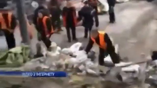 На Крещатике построили баррикады из брусчатки смотреть онлайн
