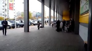 Танец у гипермаркета ОКЕЙ в Мурманске