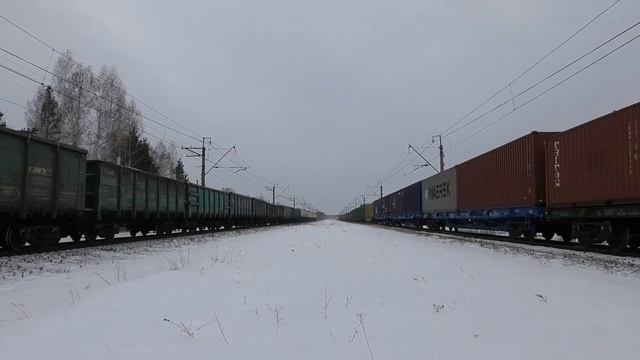 Две "Синары" 2ЭС6-041 и 2ЭС6-166 с грузовыми поездами встречаются на перегоне смотреть онлайн