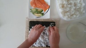 Роллы с лососем и авокадо в домашних условиях