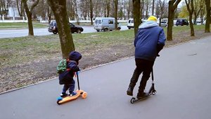 Учимся кататься на самокате І Кто научил Марка делать трюки?