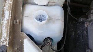 Как залить воду или незамерзайку в бачок стеклоомывателя автомобиля!