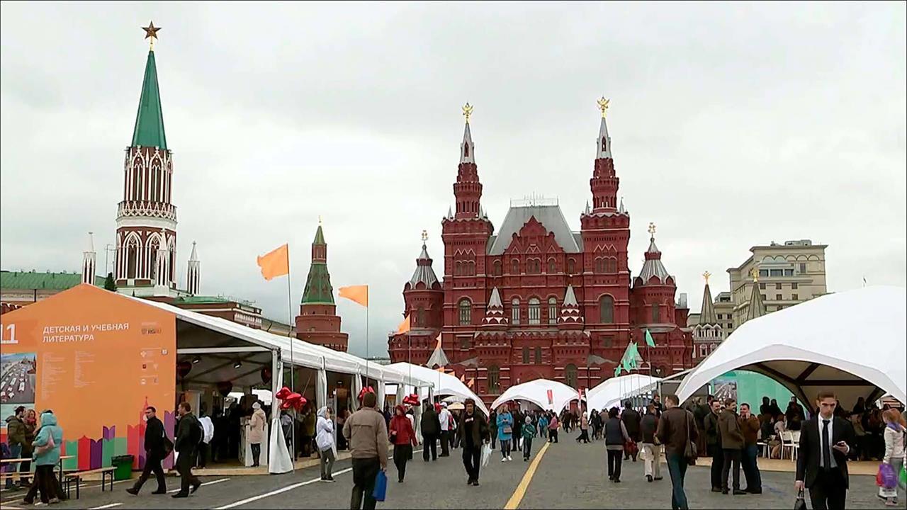 Тысячи москва. Книжная ярмарка красная площадь сцена. Москва 1000 год. Большая сцена на красной площади. Красная площадь новости за 6 число культура.