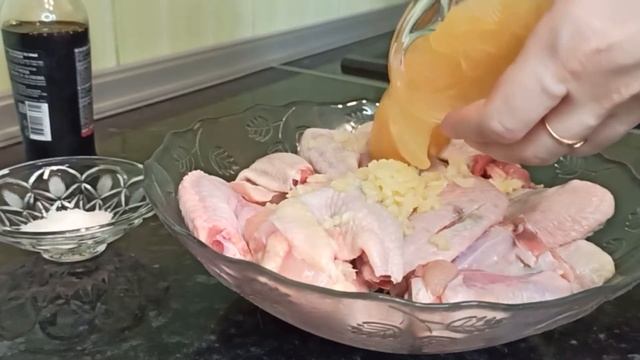Супер вкусные крылышки в медово-соевом соусе.