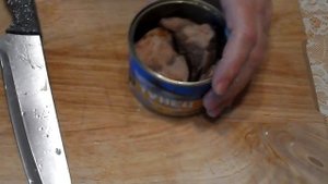 Салат из авокадо с тунцом консервированным и красной фасолью.