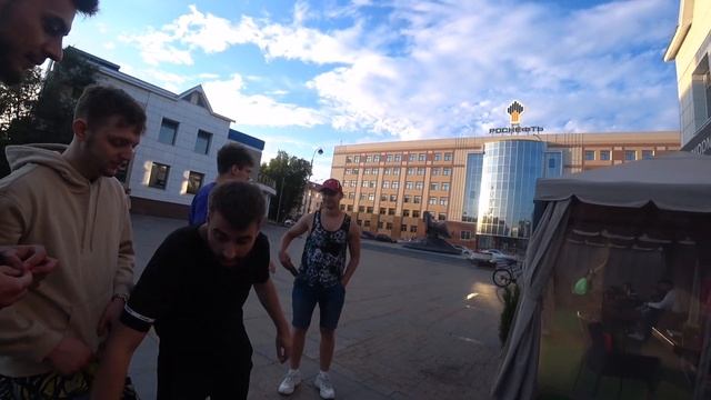 Соревнования по силе удара на аттракционе "Силомер"