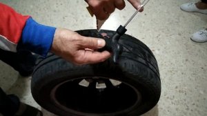 Как заклеить  бескамерную шину жгутом.