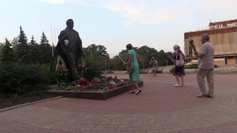 Цветы сегодня несли к памятнику Иосифу Кобзону в Донецке