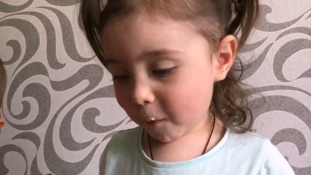 Большой живот Дети переели сладостей