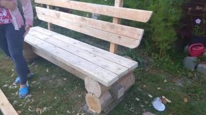 лавочка из оцилиндрованного бревна на даче.