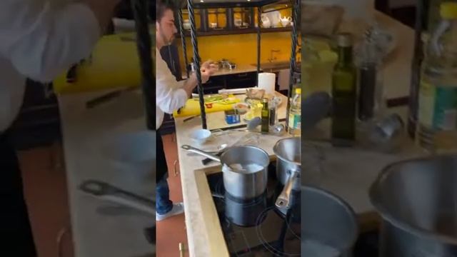 2020 05 06 Давиде Корсо готовит яйцо-пашот со спражей на кухне BoscoCasa смотреть онлайн