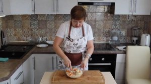 Салат "Дружба" с красной фасолью готовится очень быстро из очень простых продуктов.