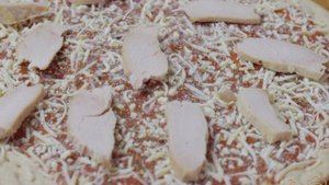 Пицца с курицей, грибами и ананасом