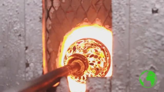 Как делают разноцветные стеклянные кувшины
