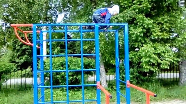 Как на лестницу ребенку правильно подниматься. Как и когда учить подниматься/спускаться с лестницы