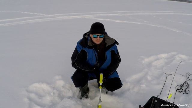 Зимняя рыбалка. Лед на шнеке бура. смотреть онлайн
