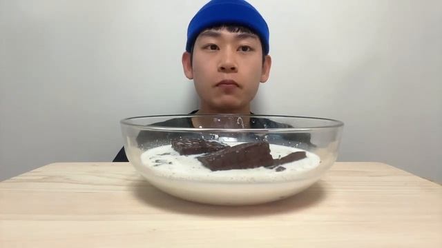 SUB)소식좌 국민 간식 오예스 우유 부먹 먹방 초코덕후들 모여라? ASMR Chocolate Dessert Mukbang