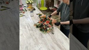 Современная упаковка букета цветов