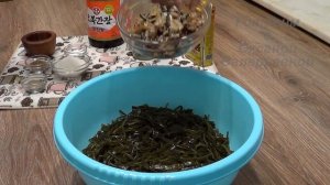 Салат из морской капусты с кукумарией по-корейски. Korean-style seaweed salad with cucumaria.